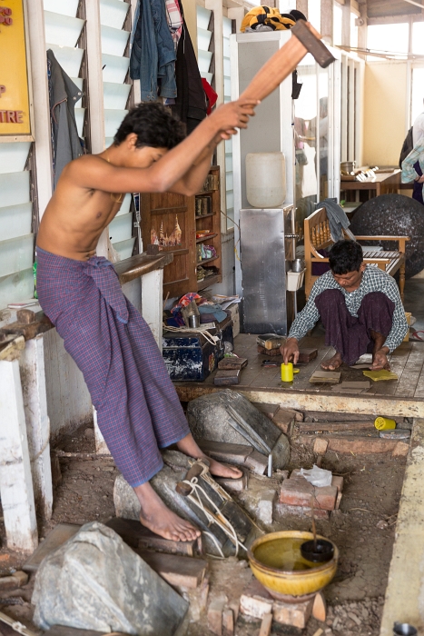 15/02/2016-Mandalay(Birmanie)-Artisanats