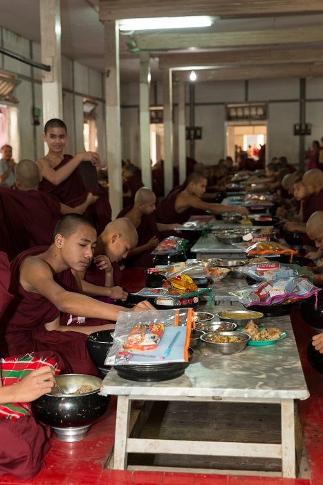 15/02/2016-Mandalay(Birmanie)-Monstère de Amarapura