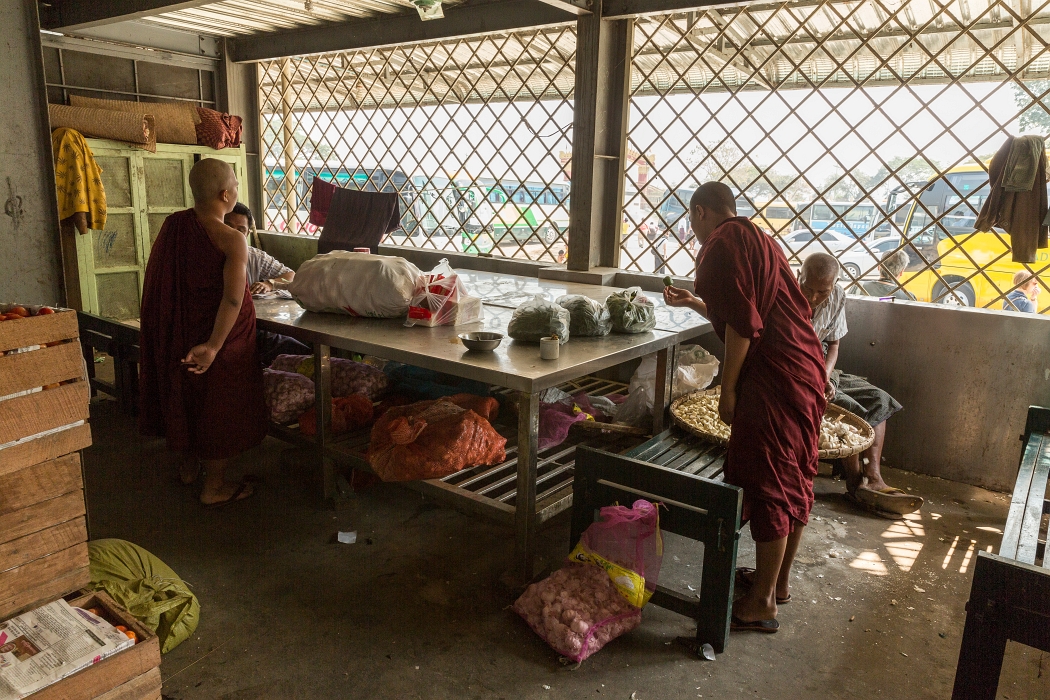 15/02/2016-Mandalay(Birmanie)-Monstère de Amarapura