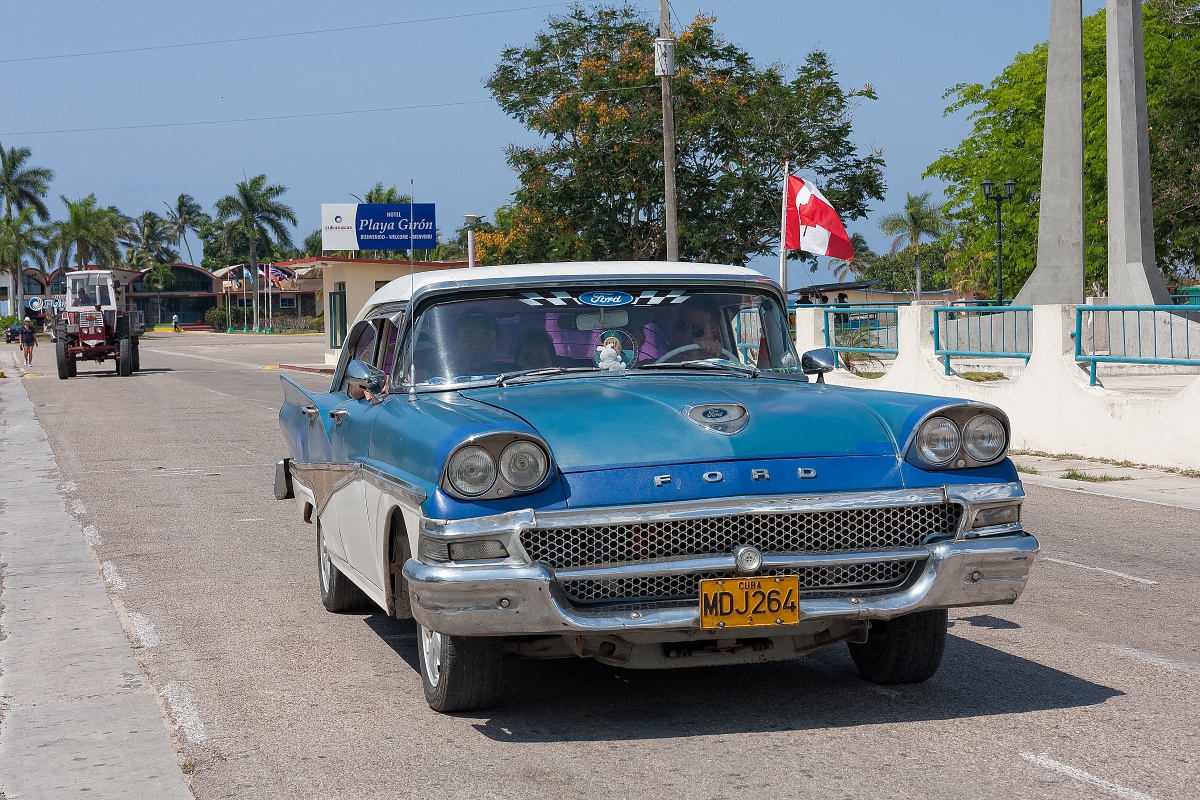 20130509-5203-p4.jpg - 09/05/2013-Baie des cochons(Cuba)-Musée militaire-->Voiture américaine