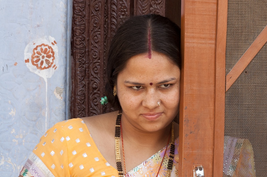 20110327-2706-p3.jpg - 27/03/2011-Bazar de Nawalgarh (Inde)-->Une jeune maman