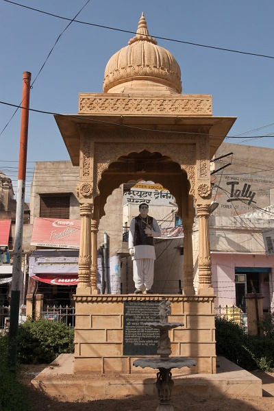 20110327-2723-p4.jpg - 27/03/2011-Bazar de Nawalgarh (Inde)-->Statue