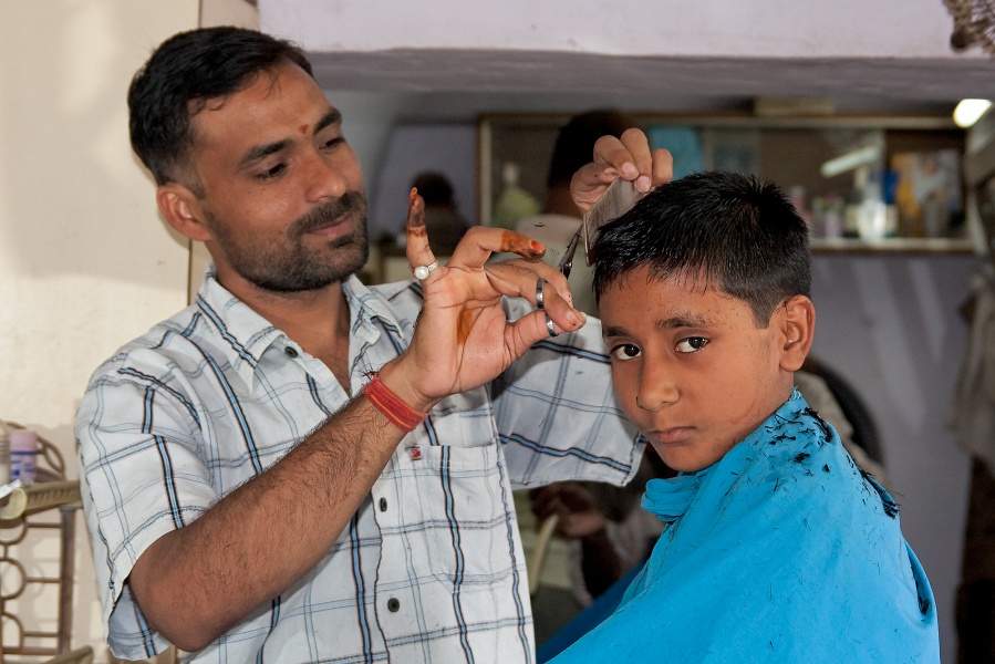 20110327-2724-p4.jpg - 27/03/2011-Bazar de Nawalgarh (Inde)-->Coiffeur indien