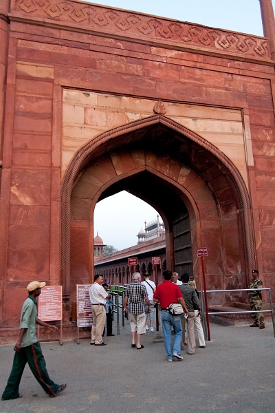20110331-6200-p4.jpg - 31/03/2011-Agra (Inde)-Le Taj Mahal-->L'entrée du site