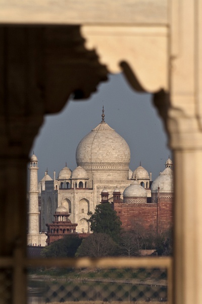 20110331-6716-p3.jpg - 31/03/2011-Agra(Inde)-Le fort rouge-->Vue sur le Taj Mahal