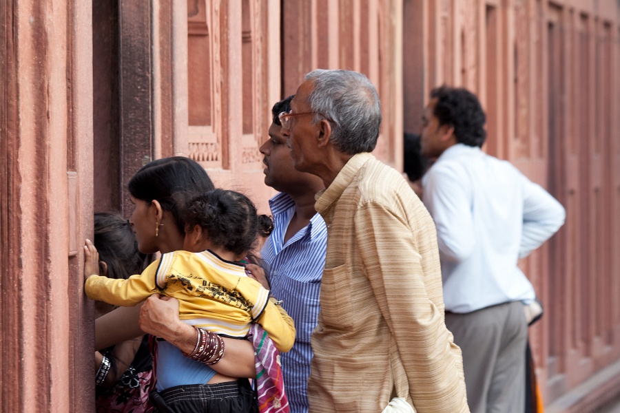 20110331-6724-p3.jpg - 31/03/2011-Agra(Inde)-Le fort rouge-->Groupe d'indiens regardant le taj mahal