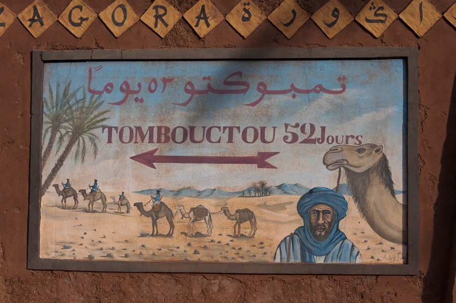 20111121-4006-p4.jpg - 21/11/2011-Zagora(Maroc)-Panneau Tombouctou