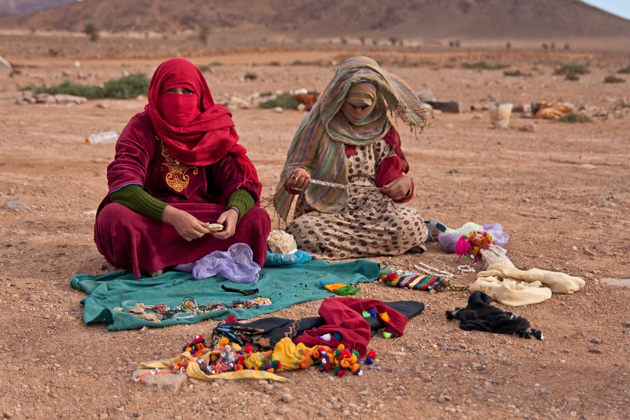 20111121-4021-p4.jpg - 21/11/2011-Zagora(Maroc)-Sur la route--Marocaines