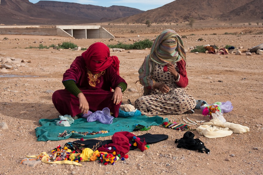 20111121-4022-p4.jpg - 21/11/2011-Zagora(Maroc)-Sur la route--Marocaines