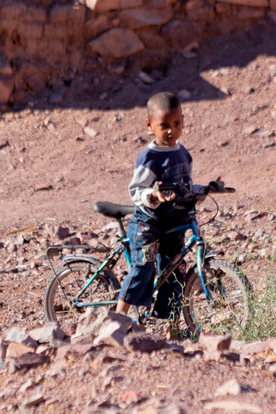 20111123-6041-p3.jpg - 23/11/2011-Ouarzazate-Oasis de Fint-->Gamin marocain à vélo