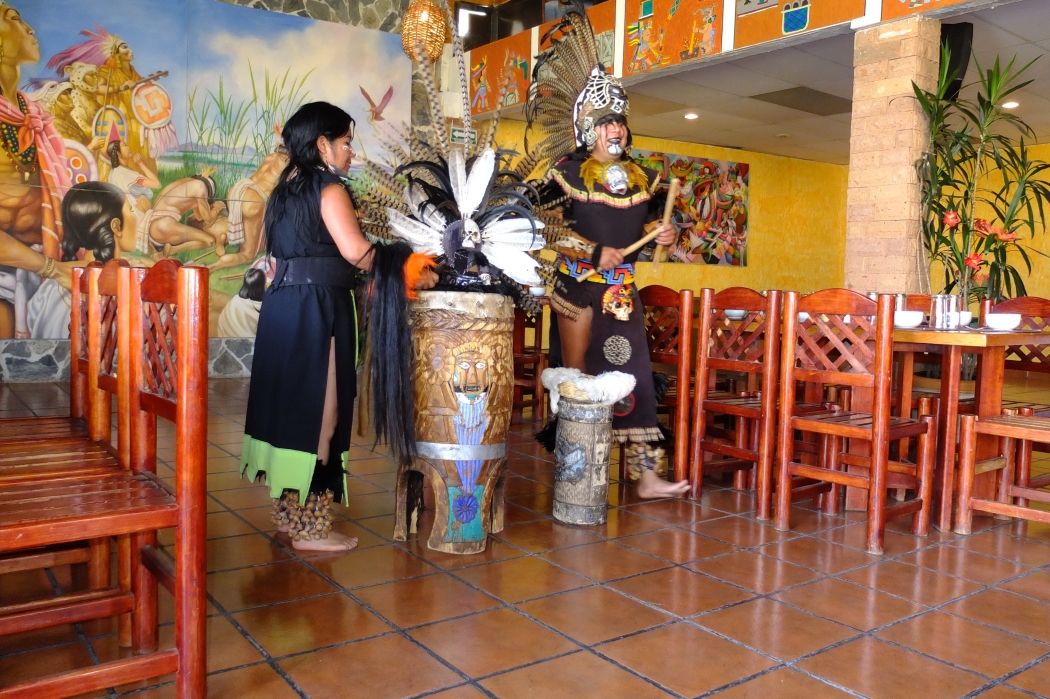 07/04/2014-Puebla(Mexique)-Sur la route-->Restaurant, groupe fol