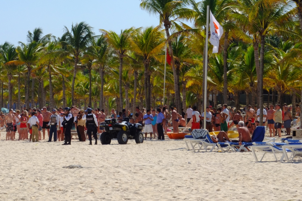17/04/2014-Playa del carmen(Mexique)-La plage-->L'attaque