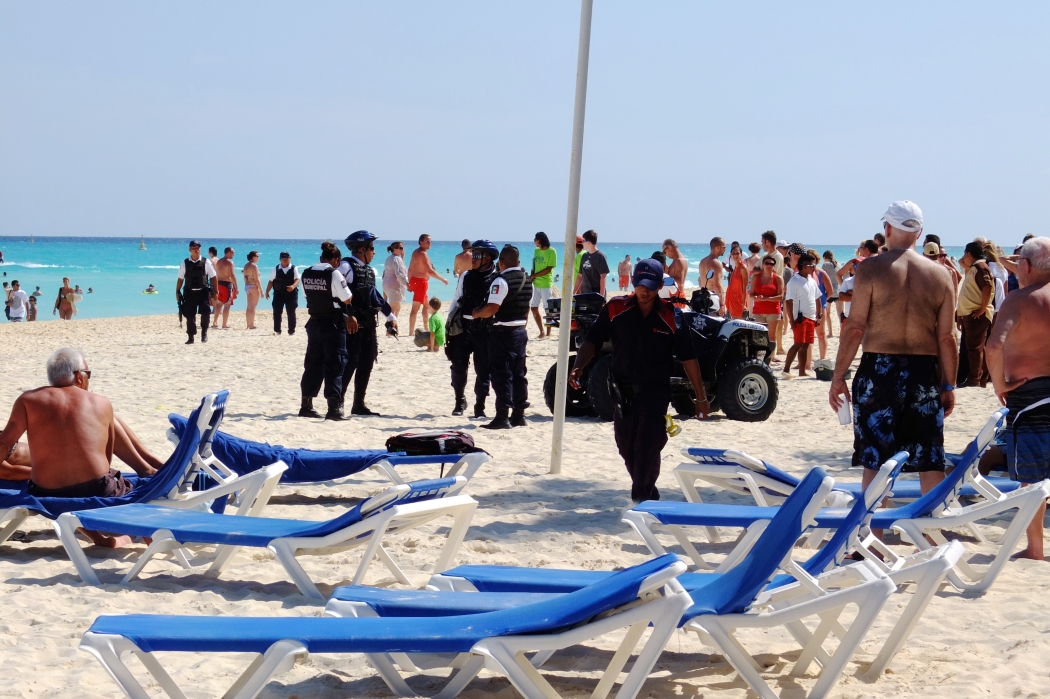 17/04/2014-Playa del carmen(Mexique)-La plage-->L'attaque