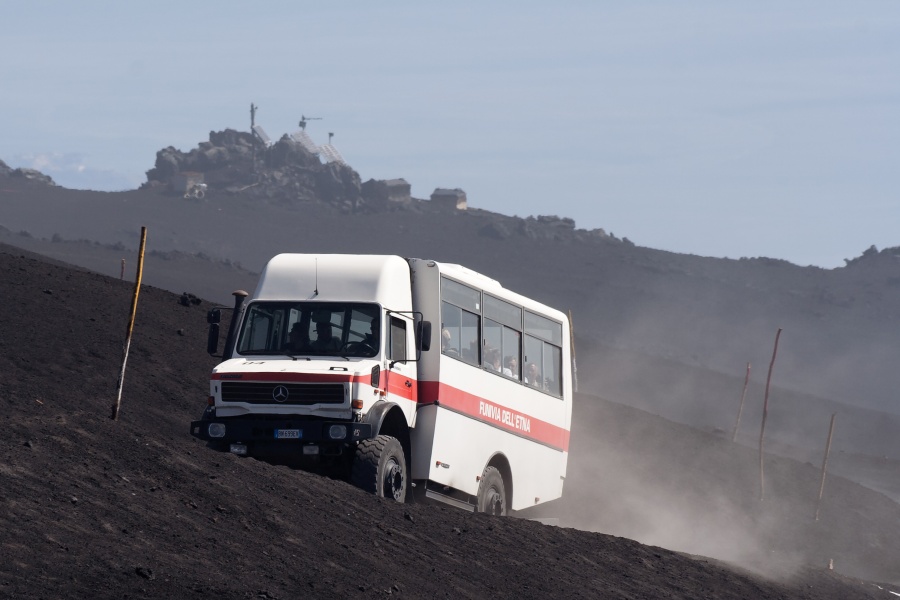 201009-Sicile-2212-p3.jpg - 21/09/2010-Etna(Sicile)-Montée vers le cratère central-->Les 4x4