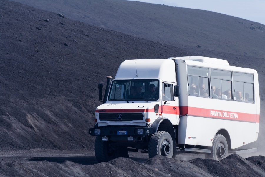 201009-Sicile-2213-p3.jpg - 21/09/2010-Etna(Sicile)-Montée vers le cratère central-->Les 4x4