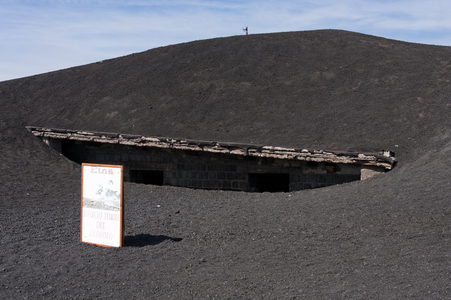 201009-Sicile-2306-p4.jpg - 21/09/2010-Etna(Sicile)-En haut--Refuge englouti