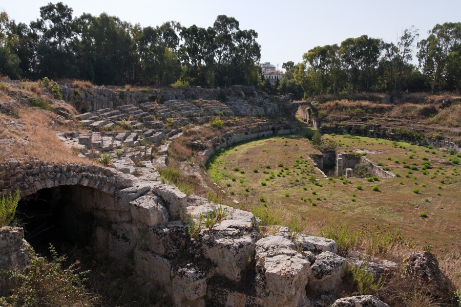 201009-sicile-1204-p4.jpg - 09/2010-syracuse(Sicile)-Parc archéologique-->amphithéatre romain