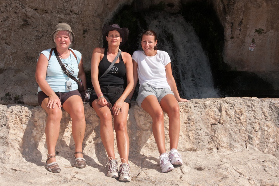 201009-sicile-1222-p4.jpg - 09/2010-syracuse(Sicile)-Parc archéologique-->Théatre grec, Marie-Claire, Sandra, Caro
