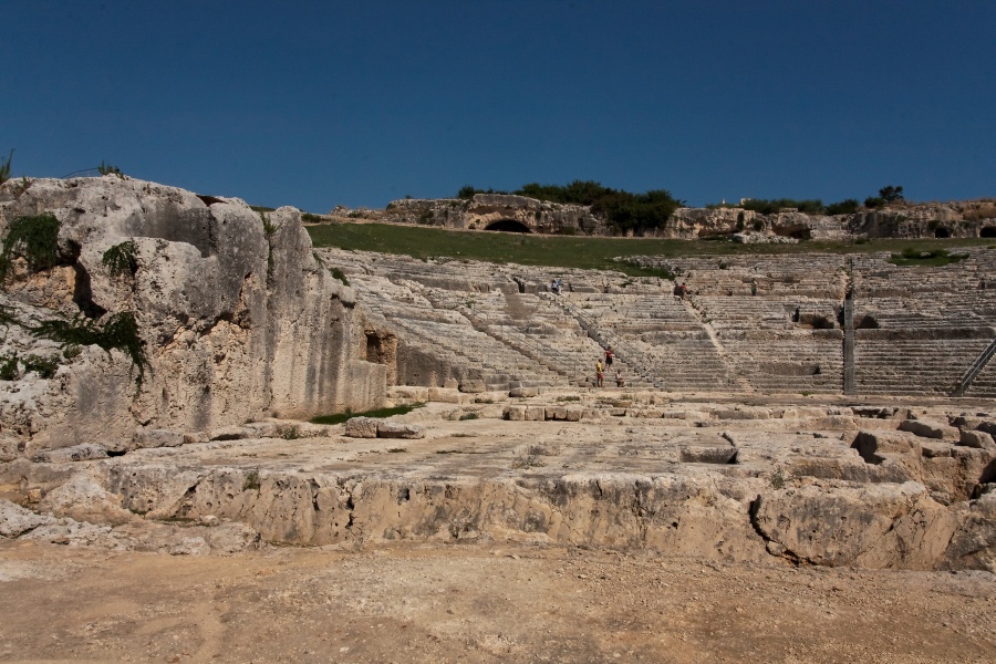 201009-sicile-1229-p4.jpg - 09/2010-syracuse(Sicile)-Parc archéologique-->Théatre grec
