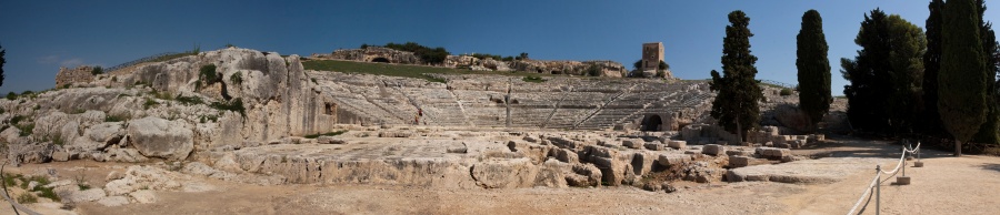 201009-sicile-1232-p4.jpg - 09/2010-syracuse(Sicile)-Parc archéologique-->Théatre grec