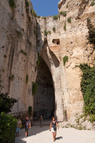 201009-sicile-1233-p4.jpg - 09/2010-syracuse(Sicile)-Parc archéologique-->Oreille de Dyonisos