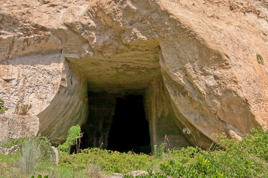 201009-sicile-1238-p4.jpg - 09/2010-syracuse(Sicile)-Parc archéologique-->Grotte de Cordari