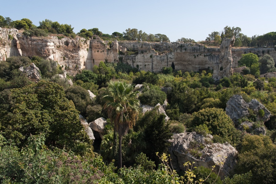 201009-sicile-1239-p4.jpg - 09/2010-syracuse(Sicile)-Parc archéologique-->Latomies(Carrières de pierres
