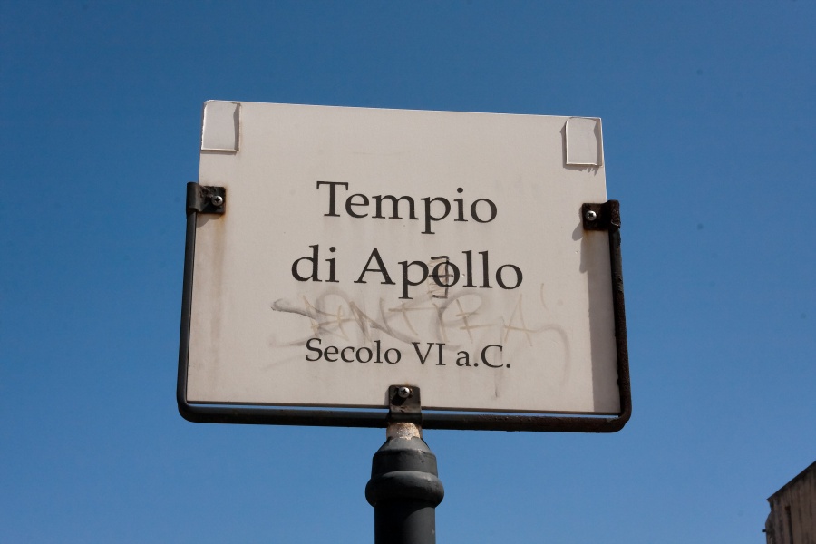 201009-sicile-1304p4-.jpg - 09/2010-syracuse(Sicile)-la vile-->Théatre d'Apollon