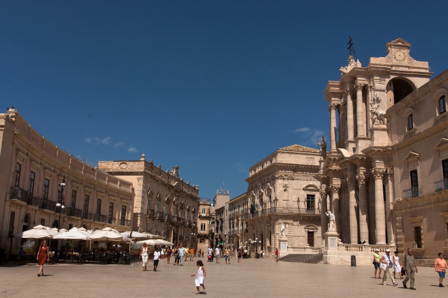 201009-sicile-1307p4-.jpg - 09/2010-syracuse(Sicile)-la vile-->Piazza del Duomo