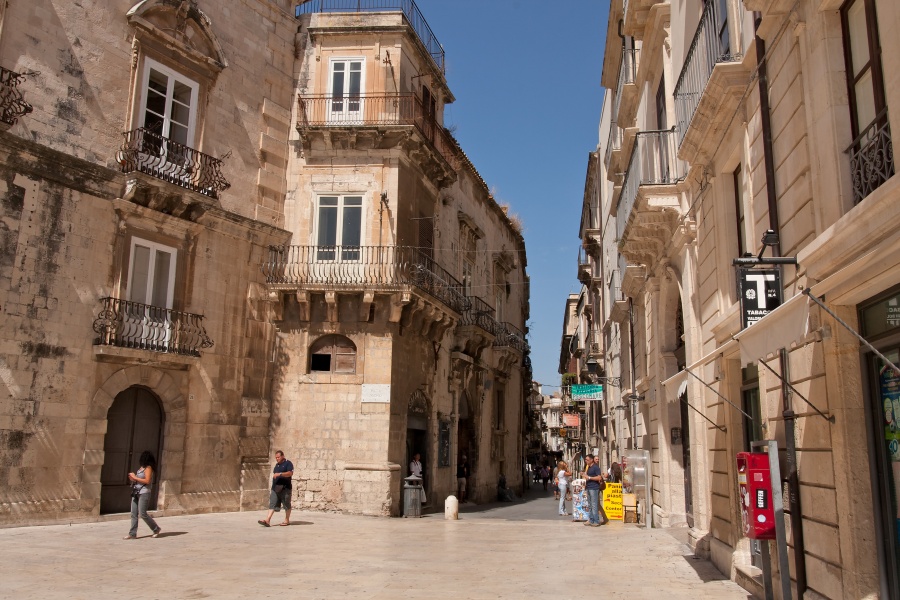 201009-sicile-1308p4-.jpg - 09/2010-syracuse(Sicile)-la vile-->Piazza del Duomo