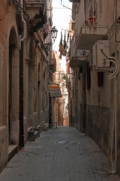 201009-sicile-1312p4-.jpg - 09/2010-syracuse(Sicile)-la vile-->Ruelles