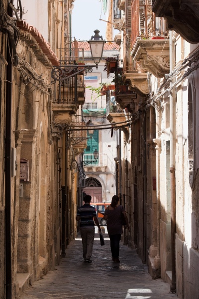 201009-sicile-1315p3-.jpg - 09/2010-syracuse(Sicile)-la vile-->Ruelles