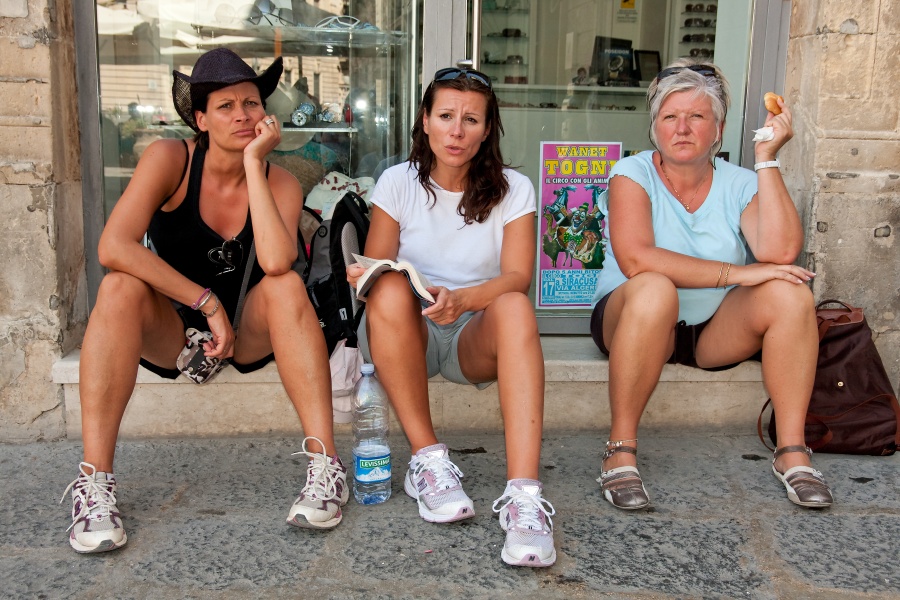 201009-sicile-1324p4-.jpg - 09/2010-syracuse(Sicile)-la vile-->Sandra,Caro,Marie-Claire