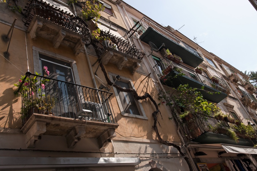 201009-Sicile-3105-p4.jpg - 22/09/2010-Taormine(Sicile)-Les ruelles-->Balcons