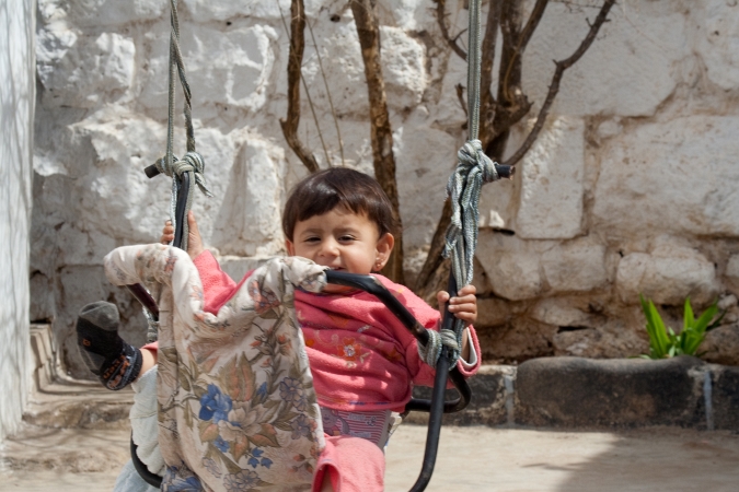 20090308-1134p3.jpg - 20090308-Syrie-Bosra-->Enfant à la balacoire